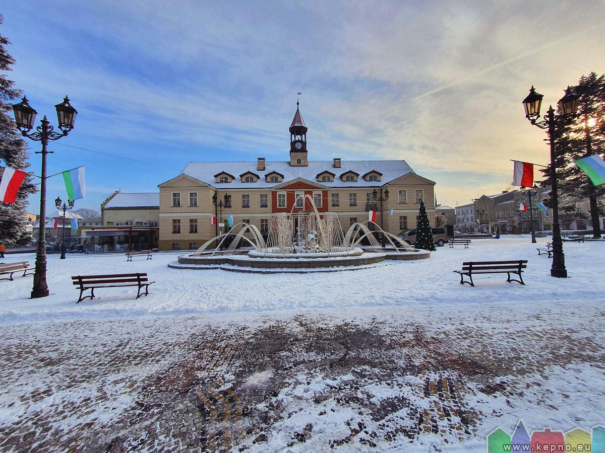 Rynek przykryty śniegiem